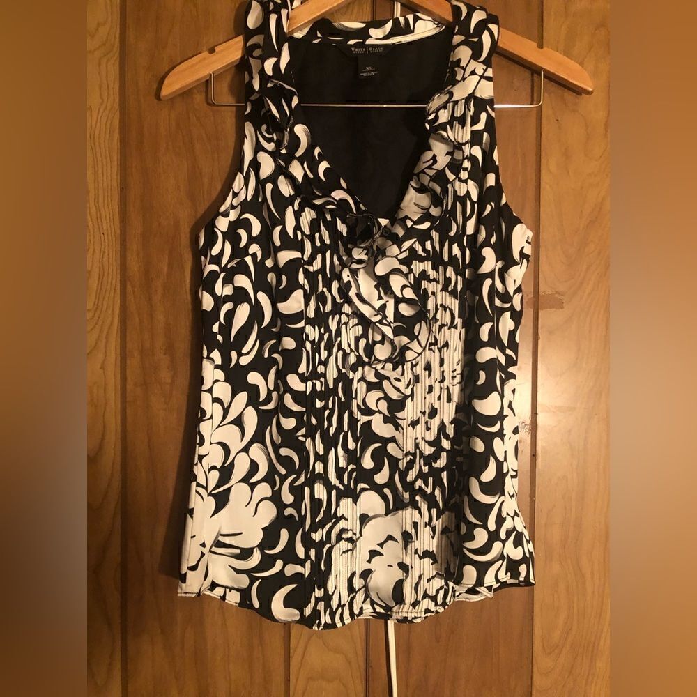 White House/ Bllack Market sleeveless white and black floral blouse. Size XS
